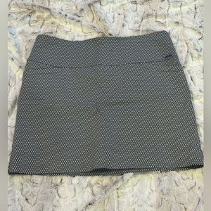 Black and white geometric print XL skort.